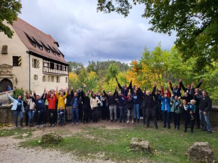 The EBM hiking group in front of Rabenstein Castle. (Image: L. Wißmeier)