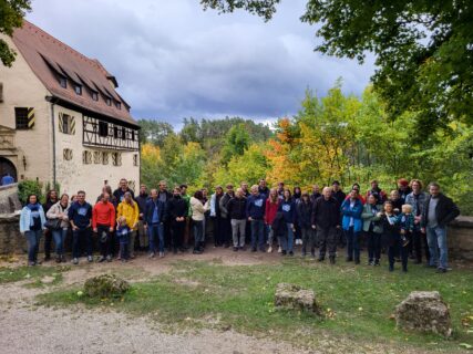 The EBM hiking group in front of Rabenstein Castle. (Image: L. Wißmeier)