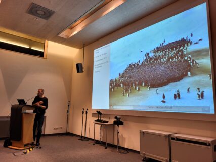 Ben Fabry during his fantastic talk about emperor penguins. (Image: A. Dakkouri-Baldauf)