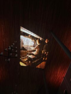 The playing organist as a projection on the church ceiling. (Image: Amelie Baldauf)