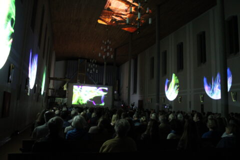 Insights into the world of brain research within a fully packed church. (Image: Ella Steinmann)