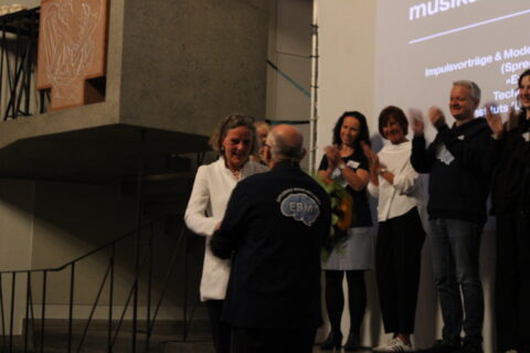 Paul Steinmann thanks organist Susanne Hartwich-Düfel. (Image: Ella Steinmann)