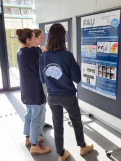 Lively discussions in front of the posters. (Image: A. Dakkouri-Baldauf)