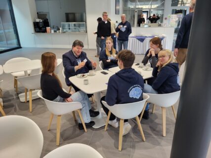 Lively Discussions: Participants engaged in conversation during the lunch and coffee breaks. (Image: A. Dakkouri-Baldauf)